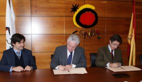 El Secretario General de Turespaña, Igancio Valle; el Director General de este organismo, Manuel Butler; y el Secretario General de la FEMP, Angel Fernández, durante la firma.